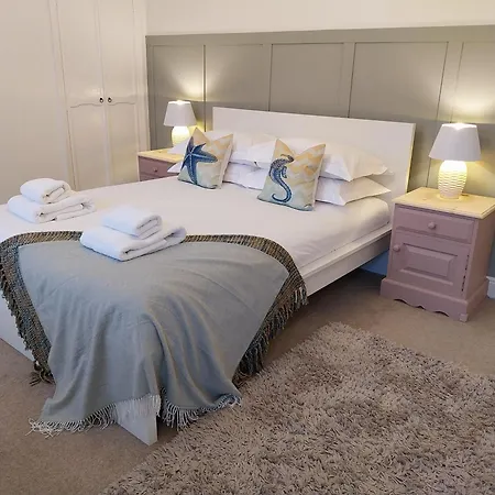 47 Elmville Avenue Скарборо